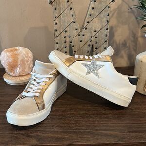 STEVEN by Steve Madden Women's Rubie Sneaker, White/Gold size 8.5 EUC